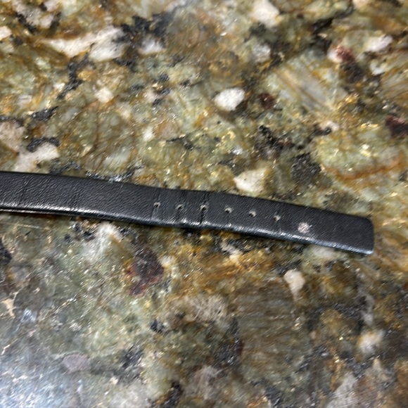 Slim delicate rectangle Gucci watch - Picture 6 of 7